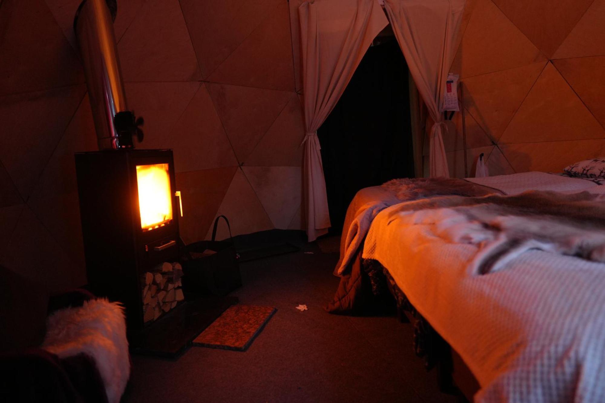 Aurora Igloo Fireplace-Heated Tents In A Secret Forest With Private Jacuzzi And Shared Sauna Bathroom And Dog Friendly Rovaniemi Zewnętrze zdjęcie